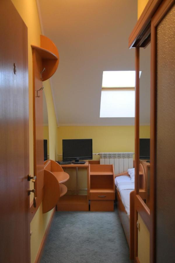 Hotel Lupus Новий Сад Екстер'єр фото