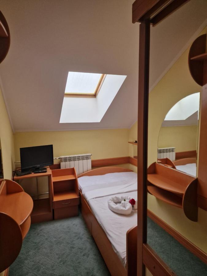 Hotel Lupus Новий Сад Екстер'єр фото